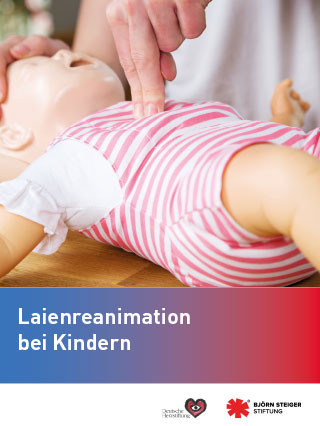 Das Bild zeigt eine Wiederbelebungspuppe in Form eines Säuglings