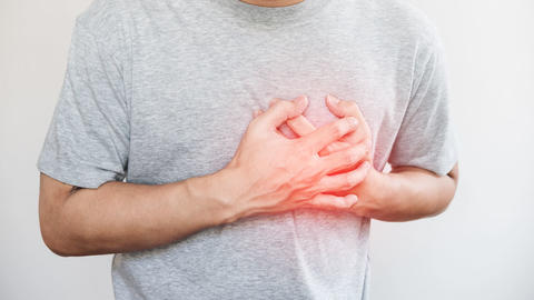 Mann mit Brustschmerz