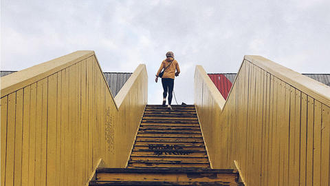 Frau steigt die Treppe