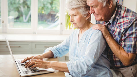 Ehepaar sucht im Internet nach einem passenden Arzt