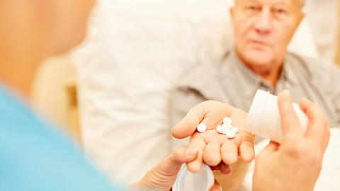 Mann nimmt Dicolfenac ein