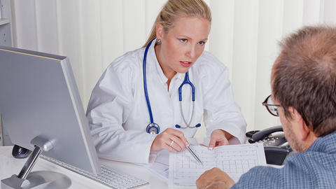 Äerztin erklärt EKG