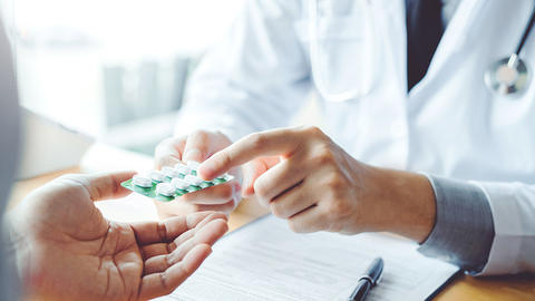 Arzt bespricht mit Patient Medikamente