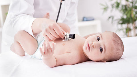 Untersuchung von einem Baby