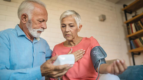 Ehepaar misst den Blutdruck