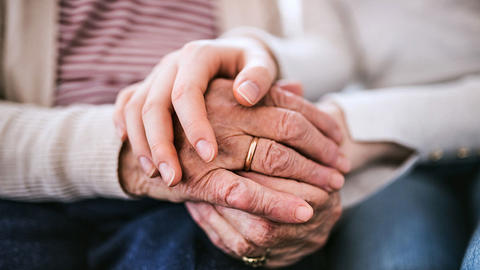 Zwei Hände halten sich