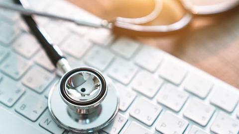 Stethoskop auf Tastatur