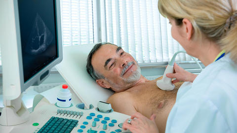 Ärztin macht ein Ultraschalluntersuchung des Herzens