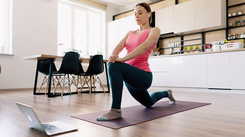 Frau macht zu Hause ein Workout