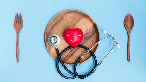 Teller mit Herz und Stethoskop