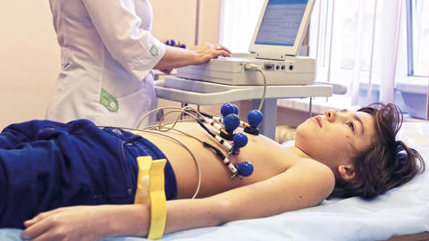 Bei einem Kind wird ein EKG geschrieben