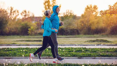 Ehepaar joggt in der Natur 