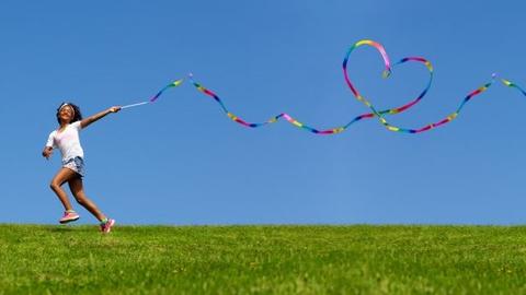 Kind in Bewegung mit Herzschleife