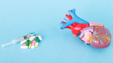 Darstellung von einer Spritze und einem Herzmodel