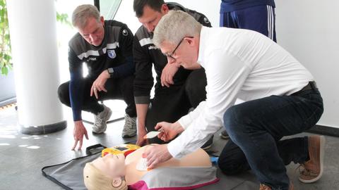 Fußballer lernen im Projekt "Lebensretter" die Wiederbelebung