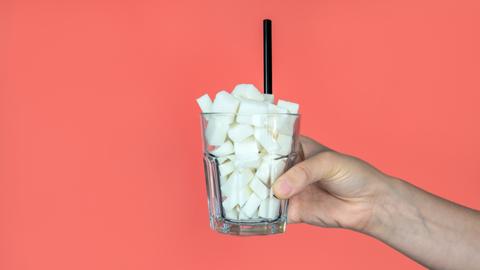 Ein Glas mit voller Zucker