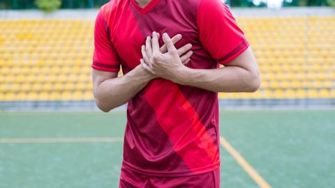 Fußballspieler mit Herzschmerzen