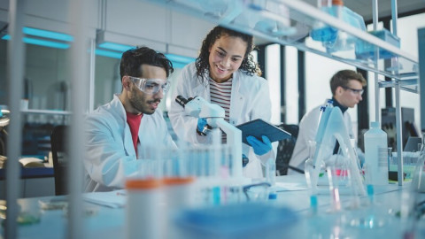  Moderne Forschung mit Mikroskopen und digitalen Tablets für die Probenanalyse