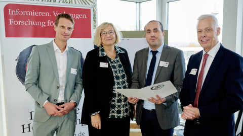 Ausgezeichnete Forschung (v.l.n.r.): Laudator und Preisträger von 2024 Dr. Lucas Bacmeister, Universitäts-Herzzentrum Freiburg, Stifterin Martina Grote, Preisträger Prof. Dr. Dr. Mahir Karakas, Universitätsklinikum Hamburg-Eppendorf (UKE), Prof. Dr. Thomas Voigtländer, Vorstandsvorsitzender der Deutschen Herzstiftung 