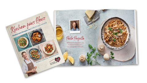 Titelbild und eine offene Rezeptseite vom Kochbuch